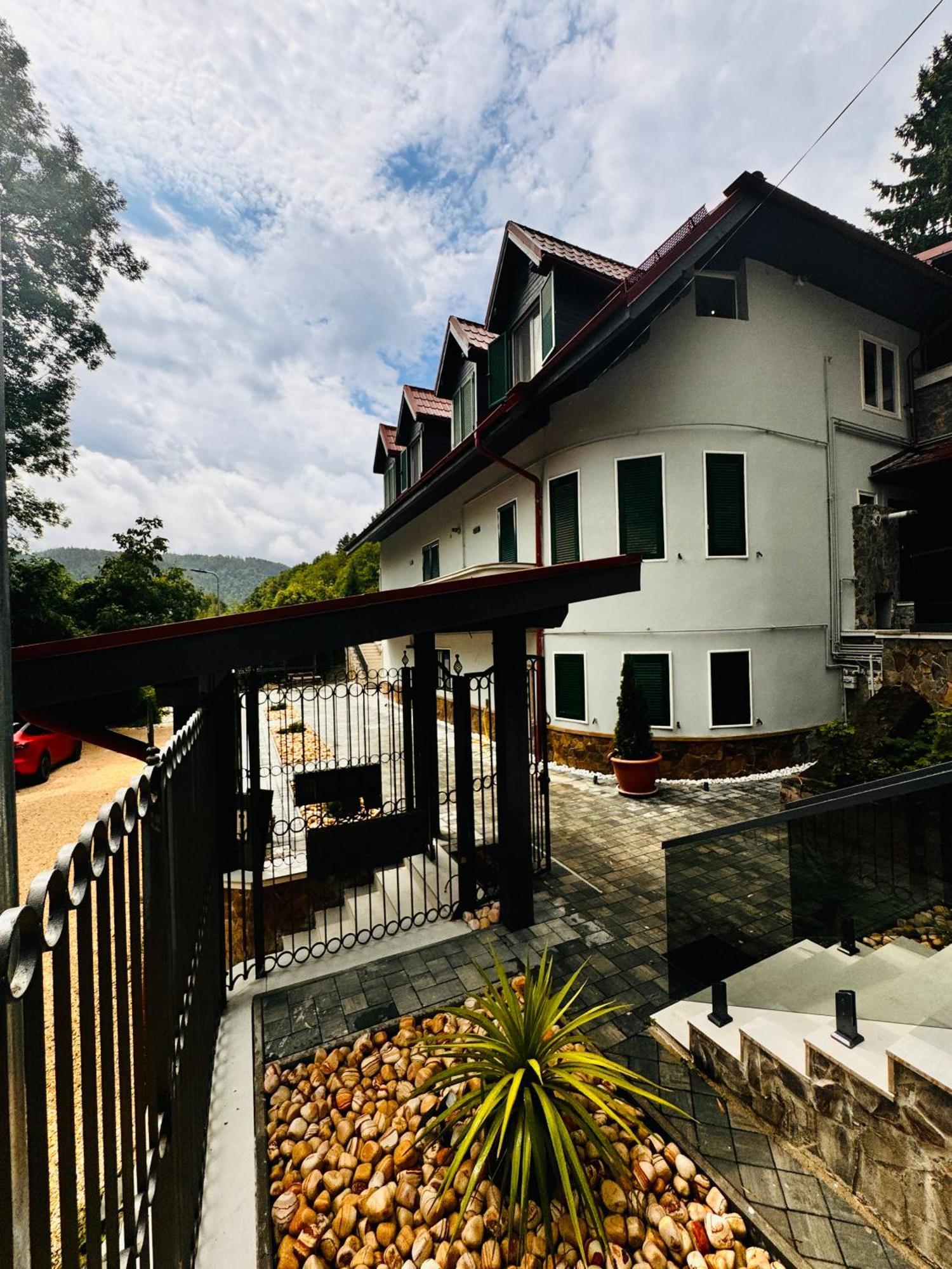 Ylly Aparts Brasov Ngoại thất bức ảnh
