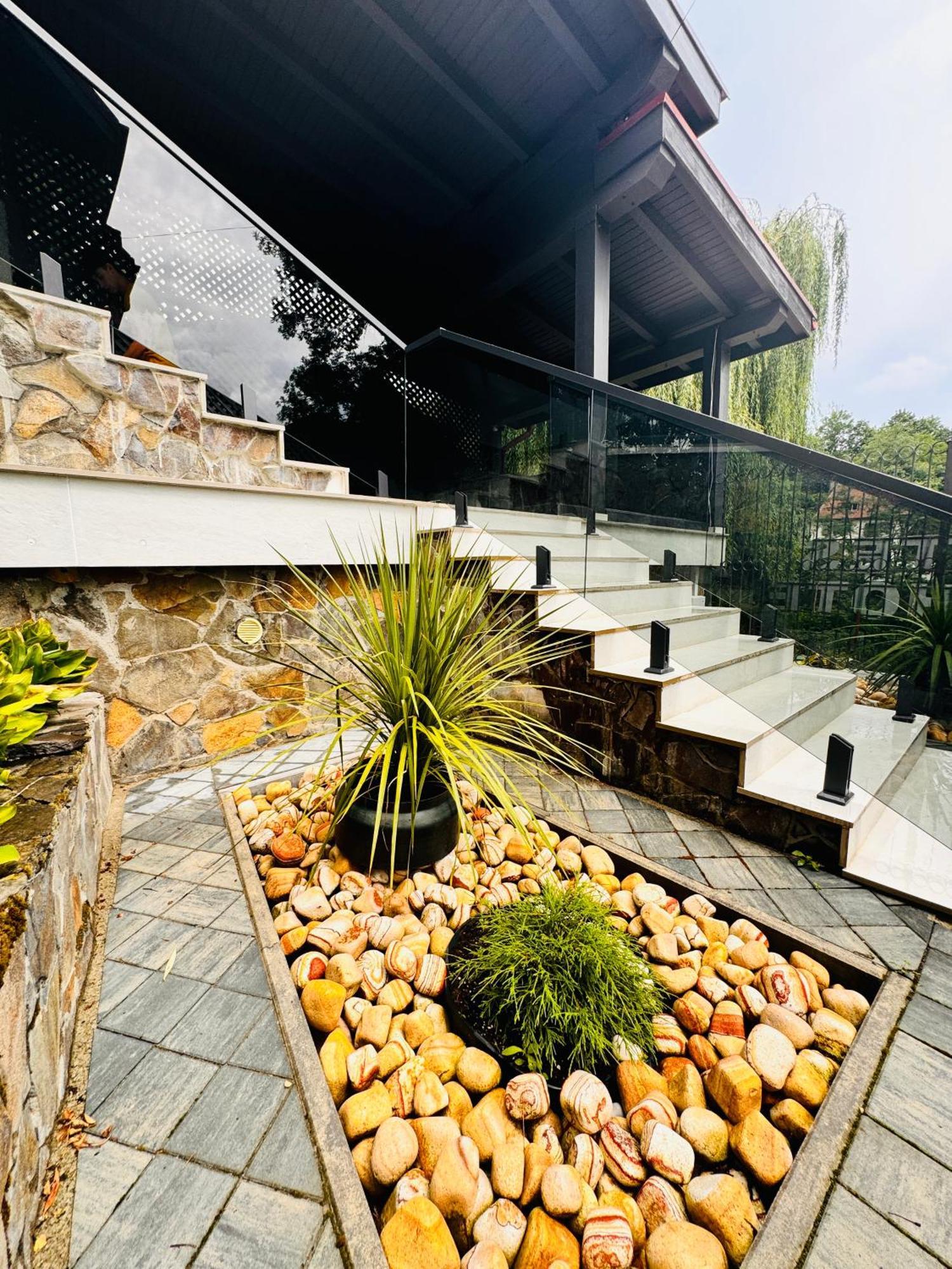 Ylly Aparts Brasov Ngoại thất bức ảnh